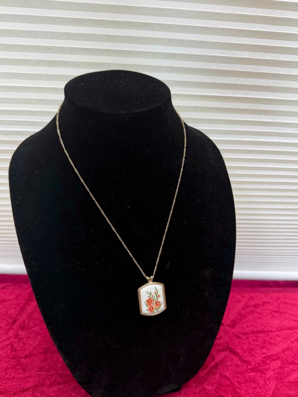 Vintage Avon Floral Heritage Porcelain Pendant Necklace